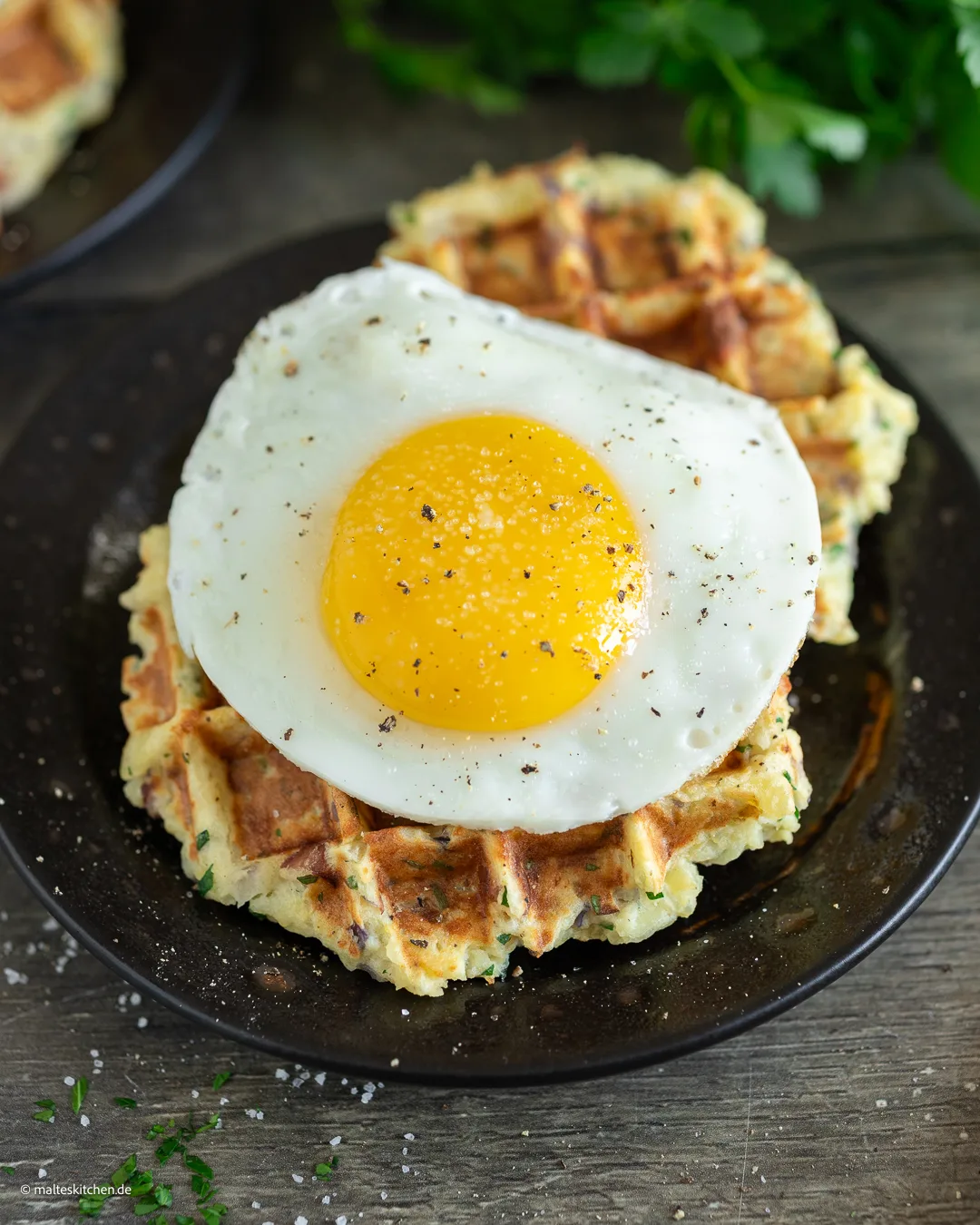 Waffeln mit Kartoffeln, Speck und Spiegelei