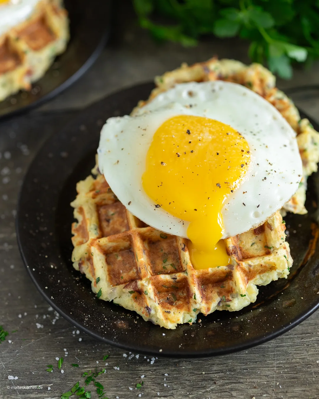 Herzhafte Kartoffelwaffeln mit Speck & Spiegelei