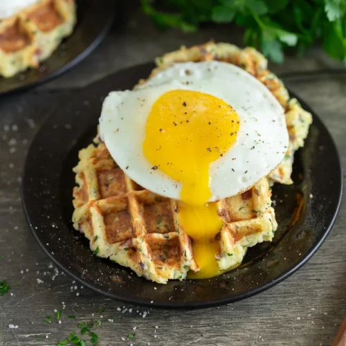 Herzhafte Kartoffelwaffeln mit Speck & Spiegelei