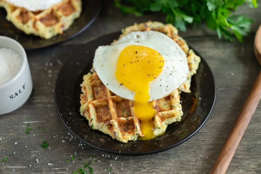 Herzhafte Kartoffelwaffeln mit Speck & Spiegelei