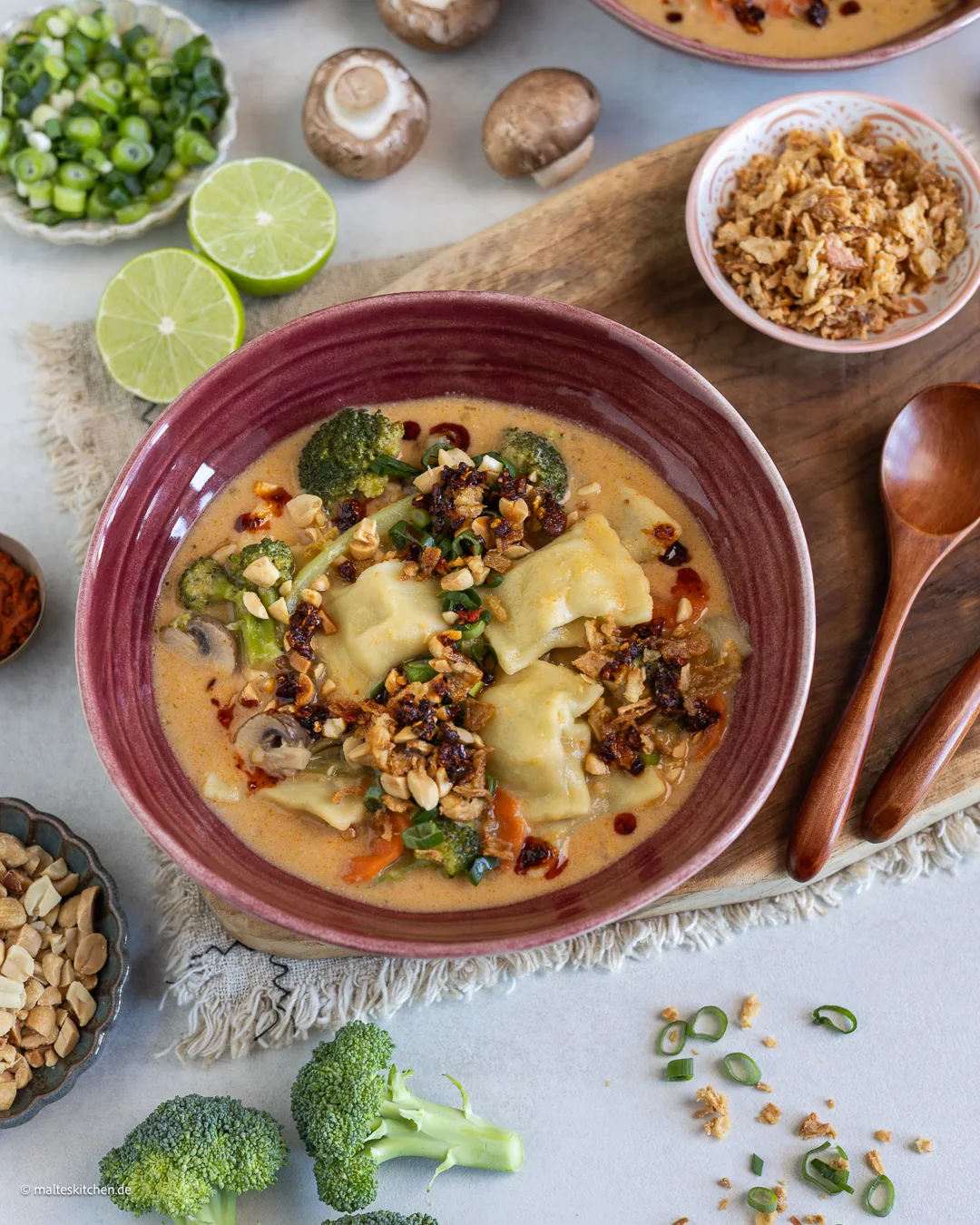 Suppe mit roter Currypaste und Maultaschen