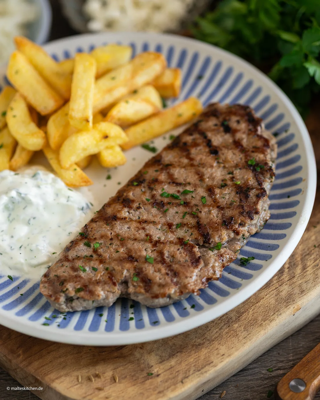 Bifteki mit Tzatziki und Pommes