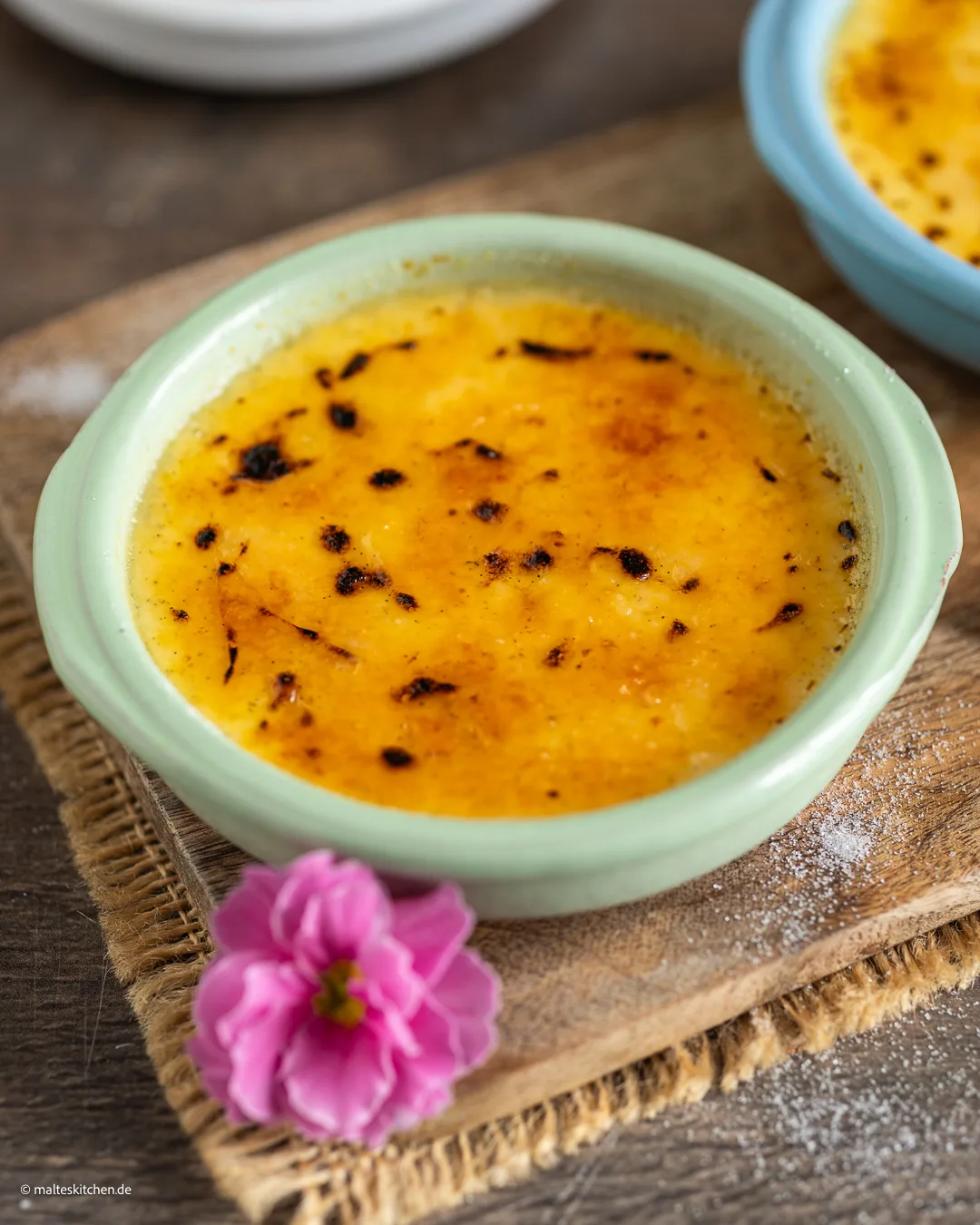 Ein leckeres französisches Dessert: Crème brûlée.