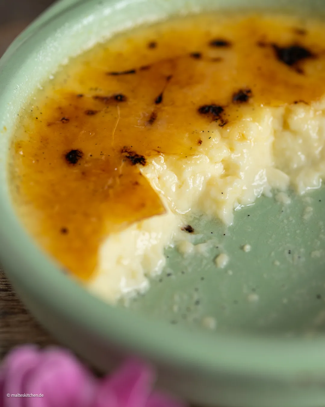 Süßspeise aus Eigelb, Sahne und Zucker