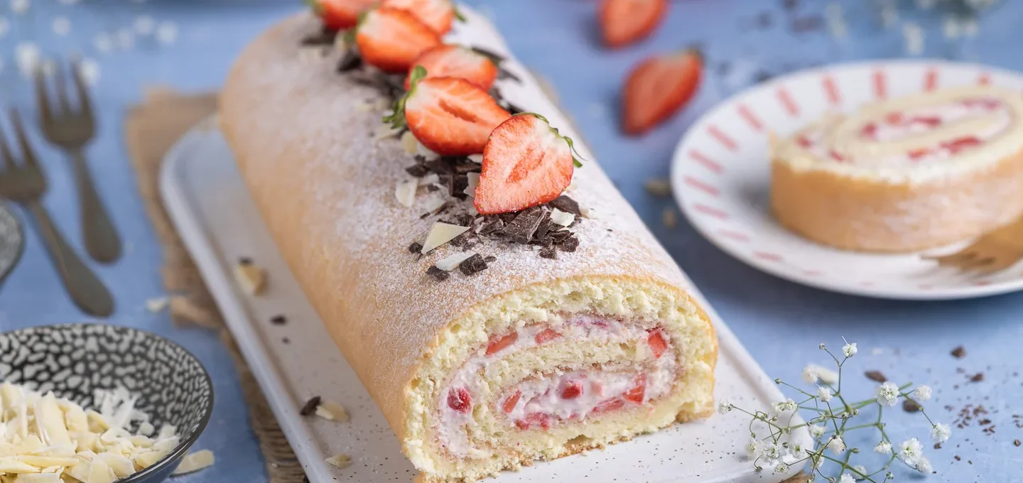 Biskuitrolle mit Erdbeeren