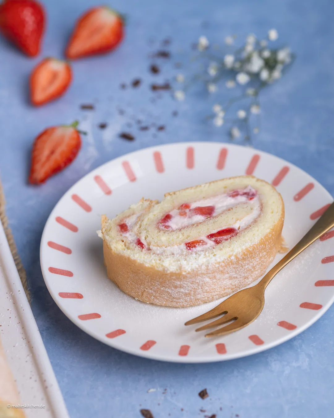 Biskuitrolle mit Erdbeeren
