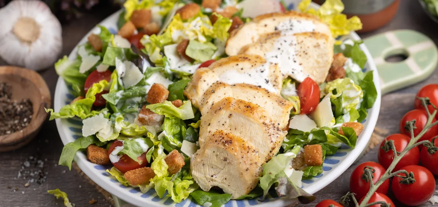 Caesar Salad mit Römersalat und Hähnchen
