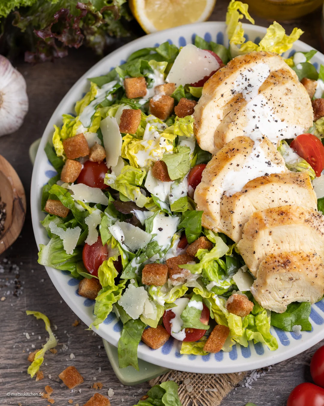 Knackiger Caesar Salad mit Römersalat und Hähnchen