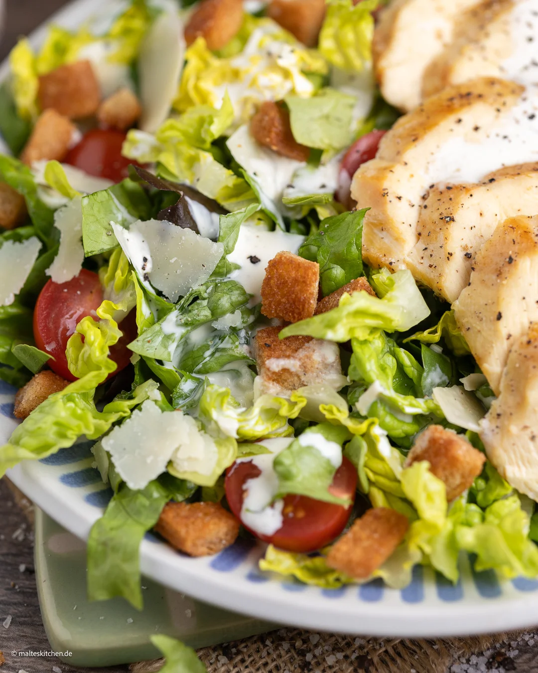 Römersalat mit Parmesan und Tomaten