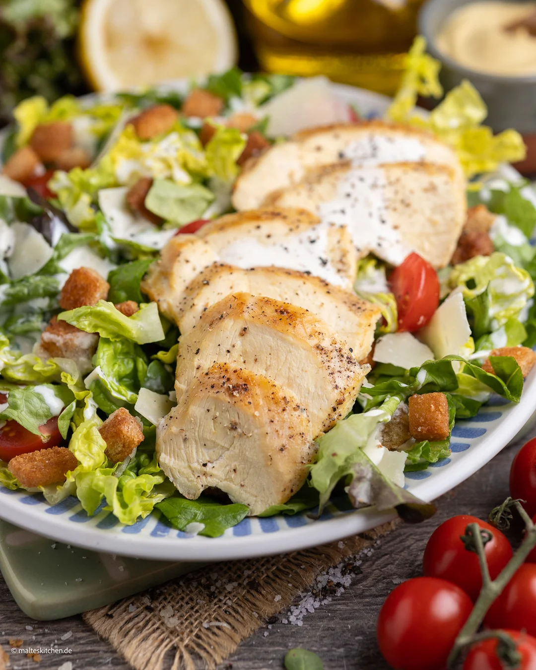Hähnchen mit Salat und Caesar Dressing