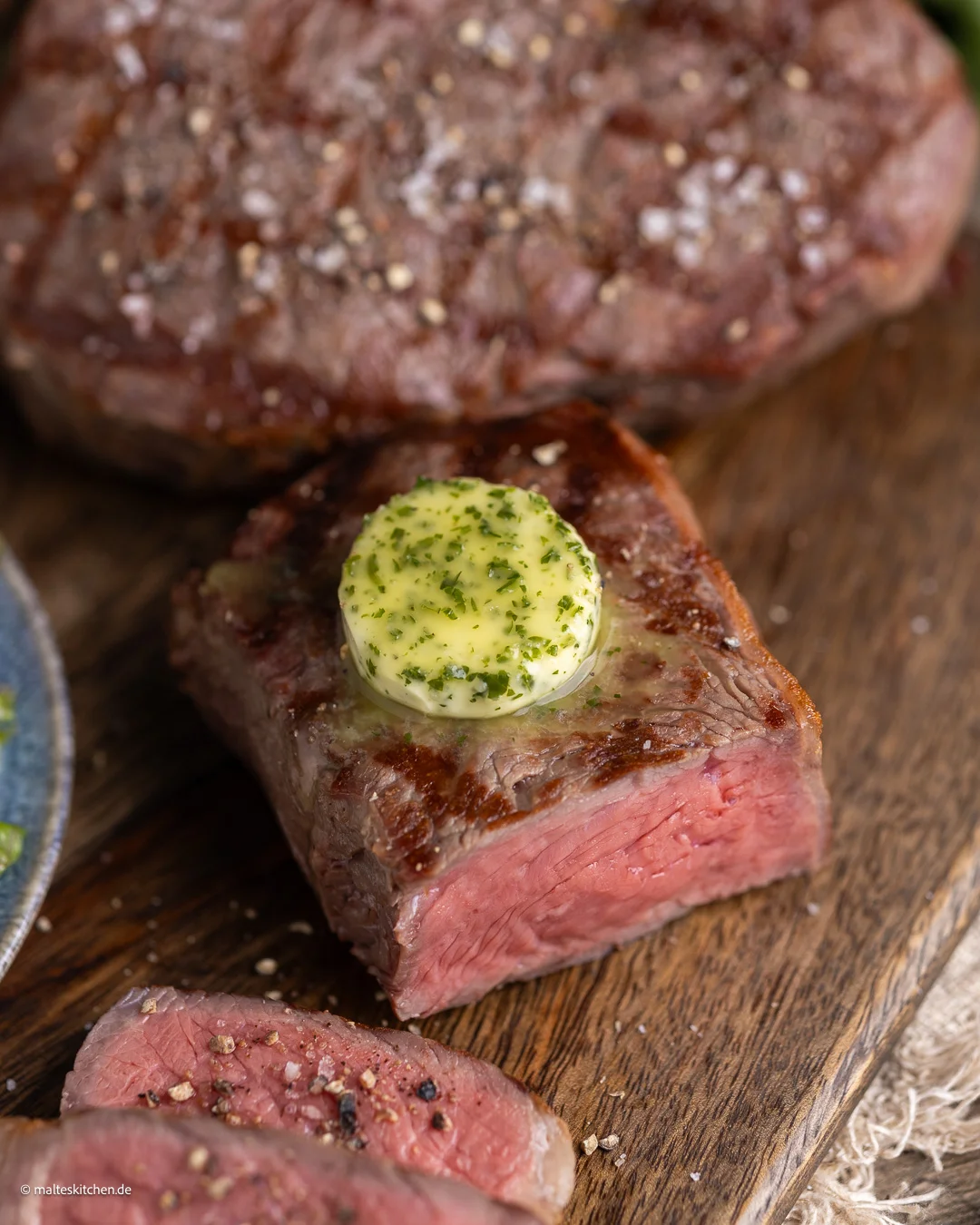 Gegrilltes Rumpsteak mit Kräuterbutter