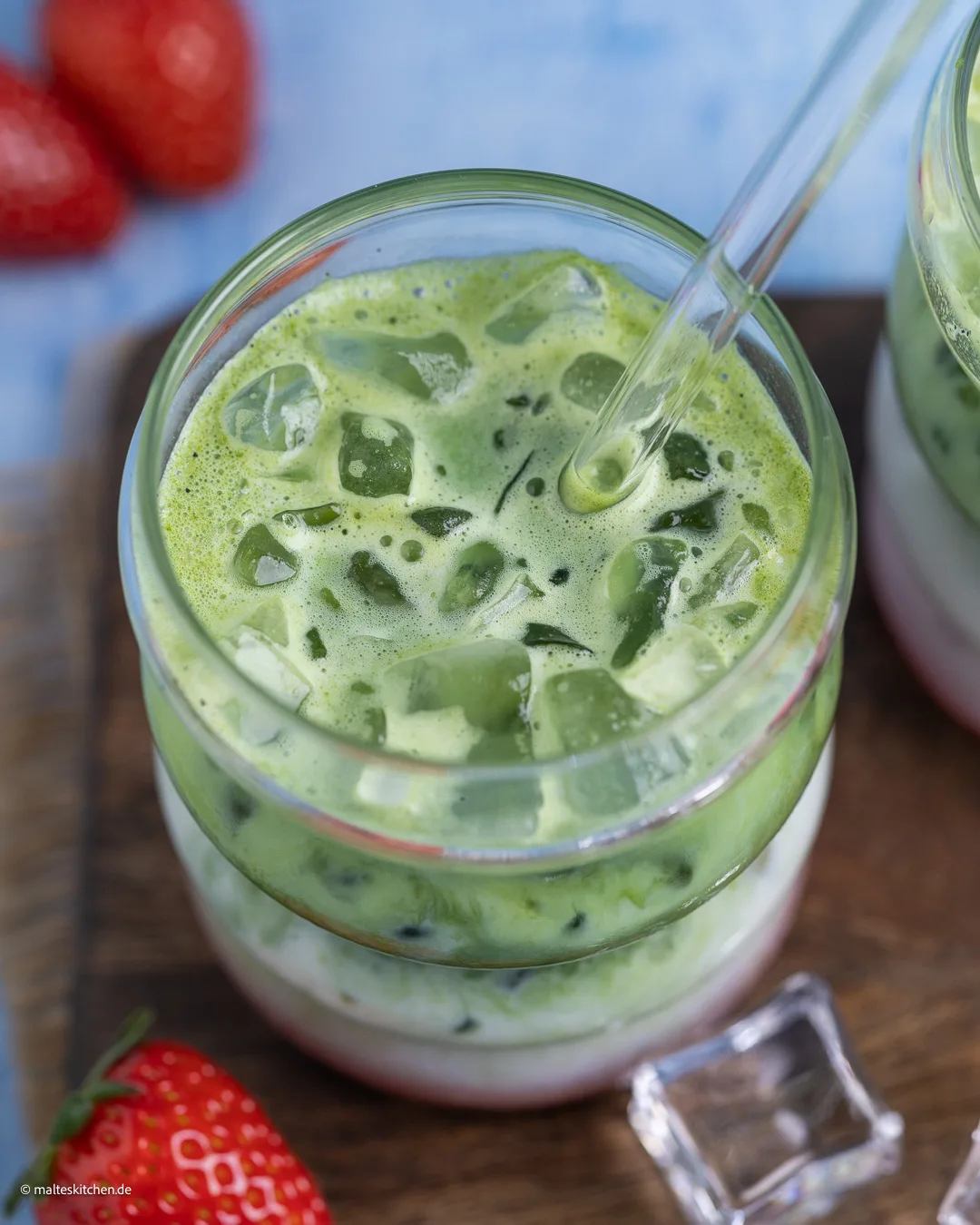 Selbstgemachter Matcha Latte mit Erdbeeren