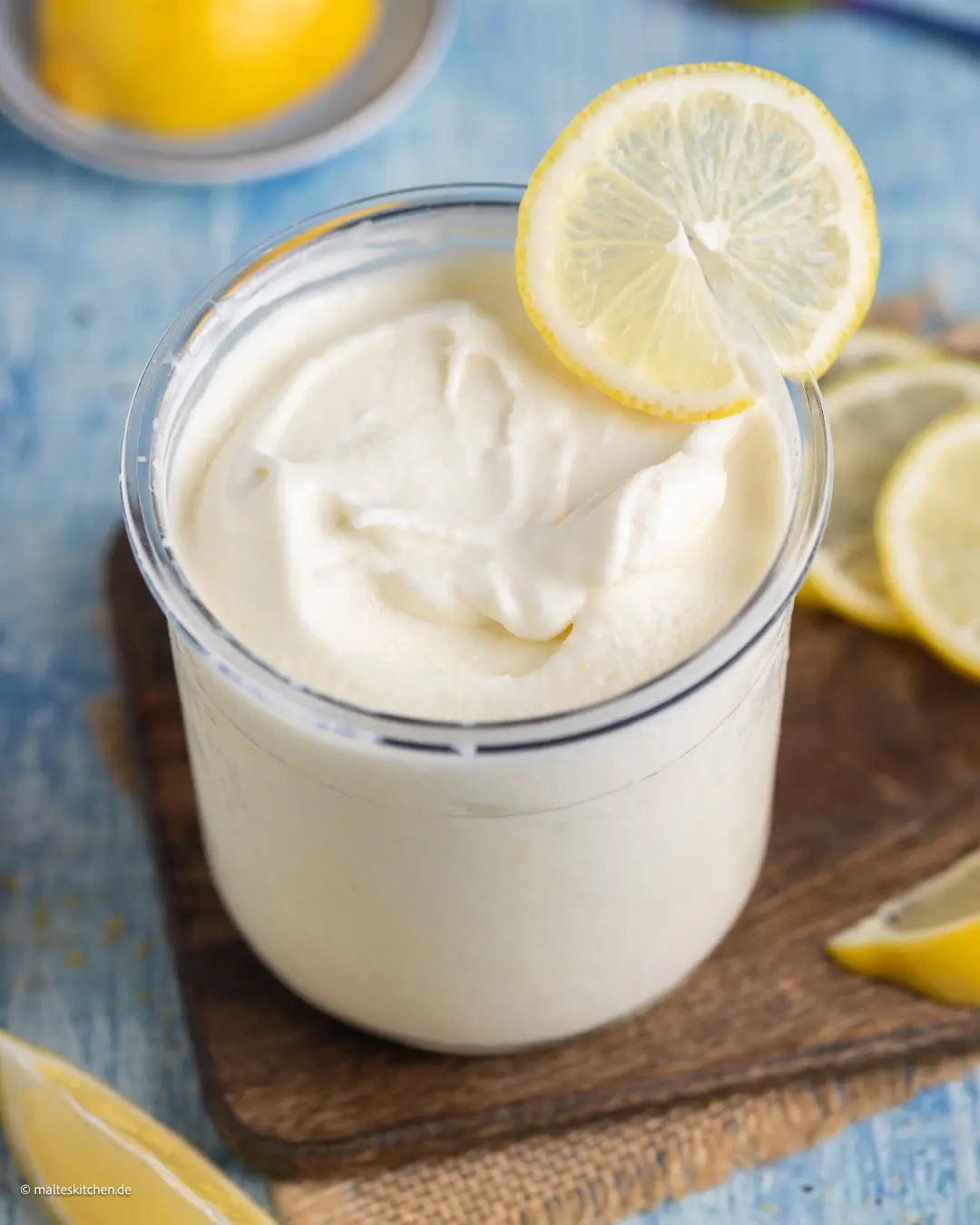 Cremiges Eis mit Buttermilch