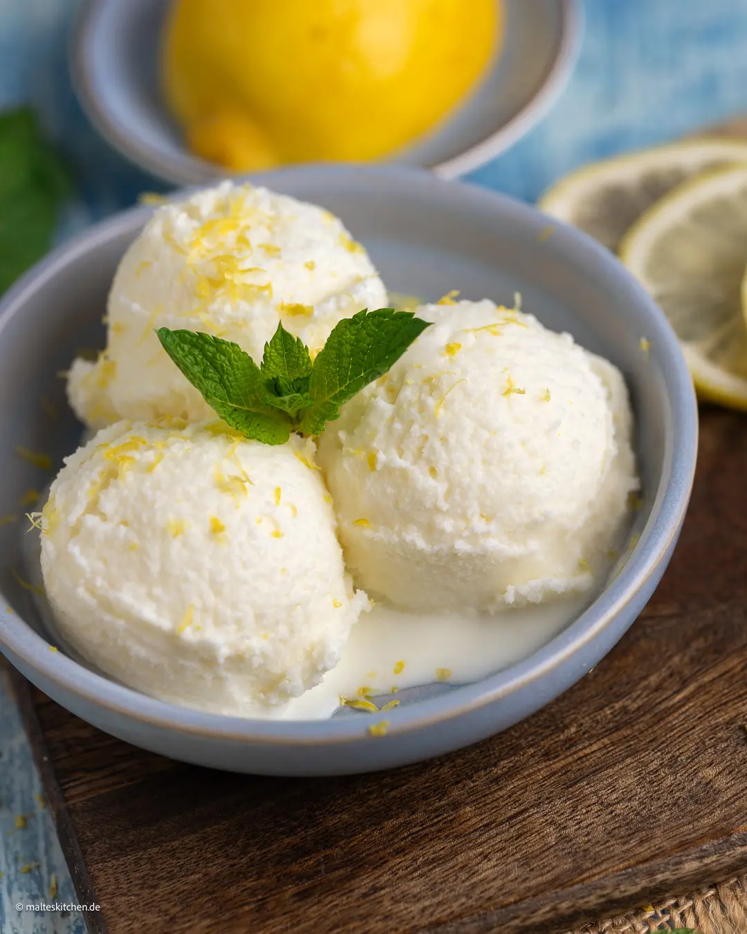 Erfrischendes Eis mit Buttermilch und Zitrone