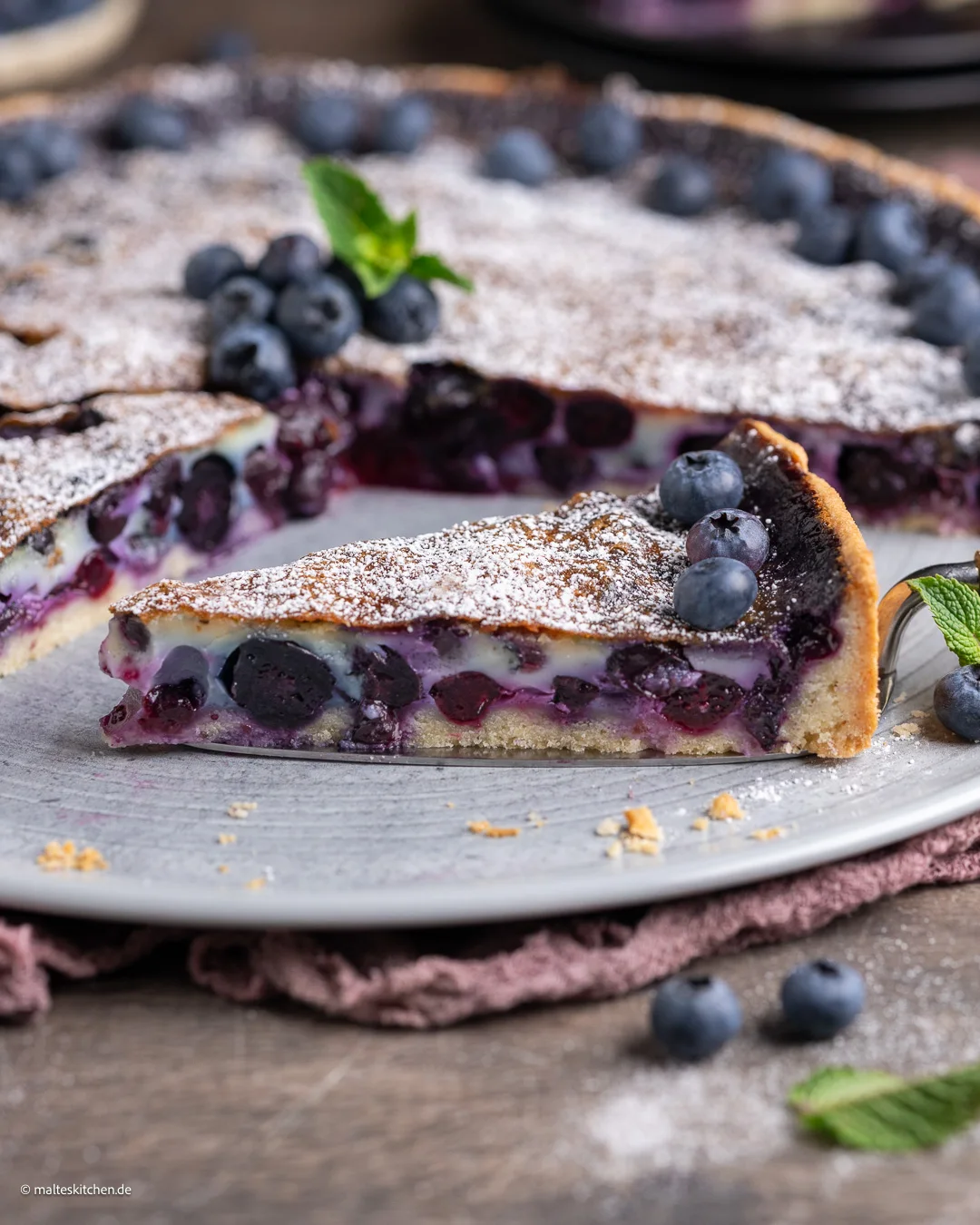 Gedeckter Heidelbeerkuchen mit Sahneguss