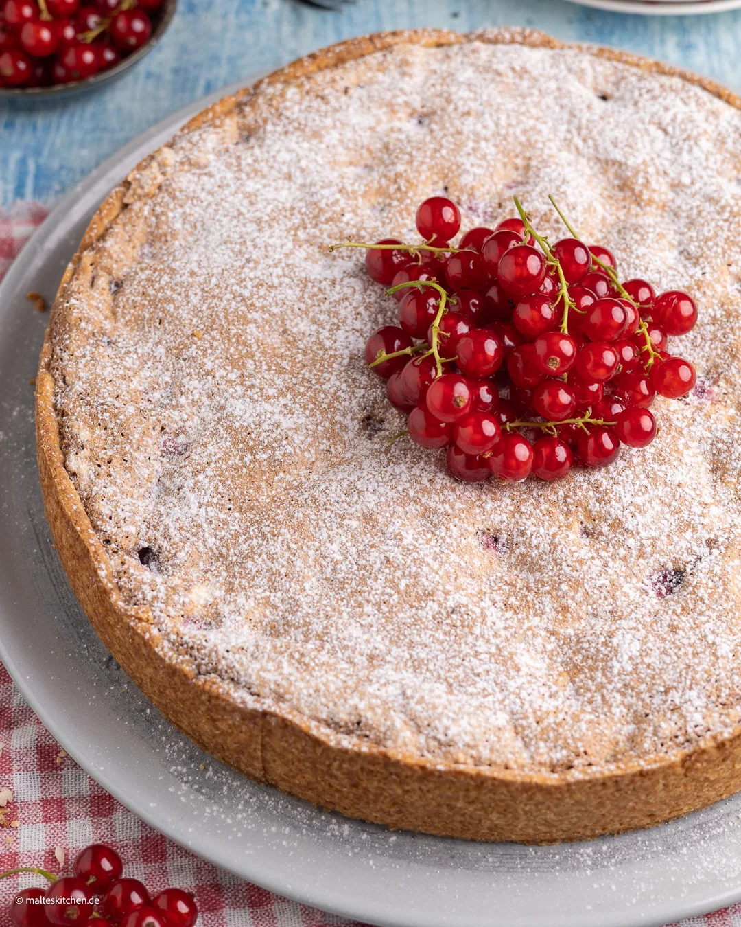 Kuchen mit Baiser und Johannisbeeren
