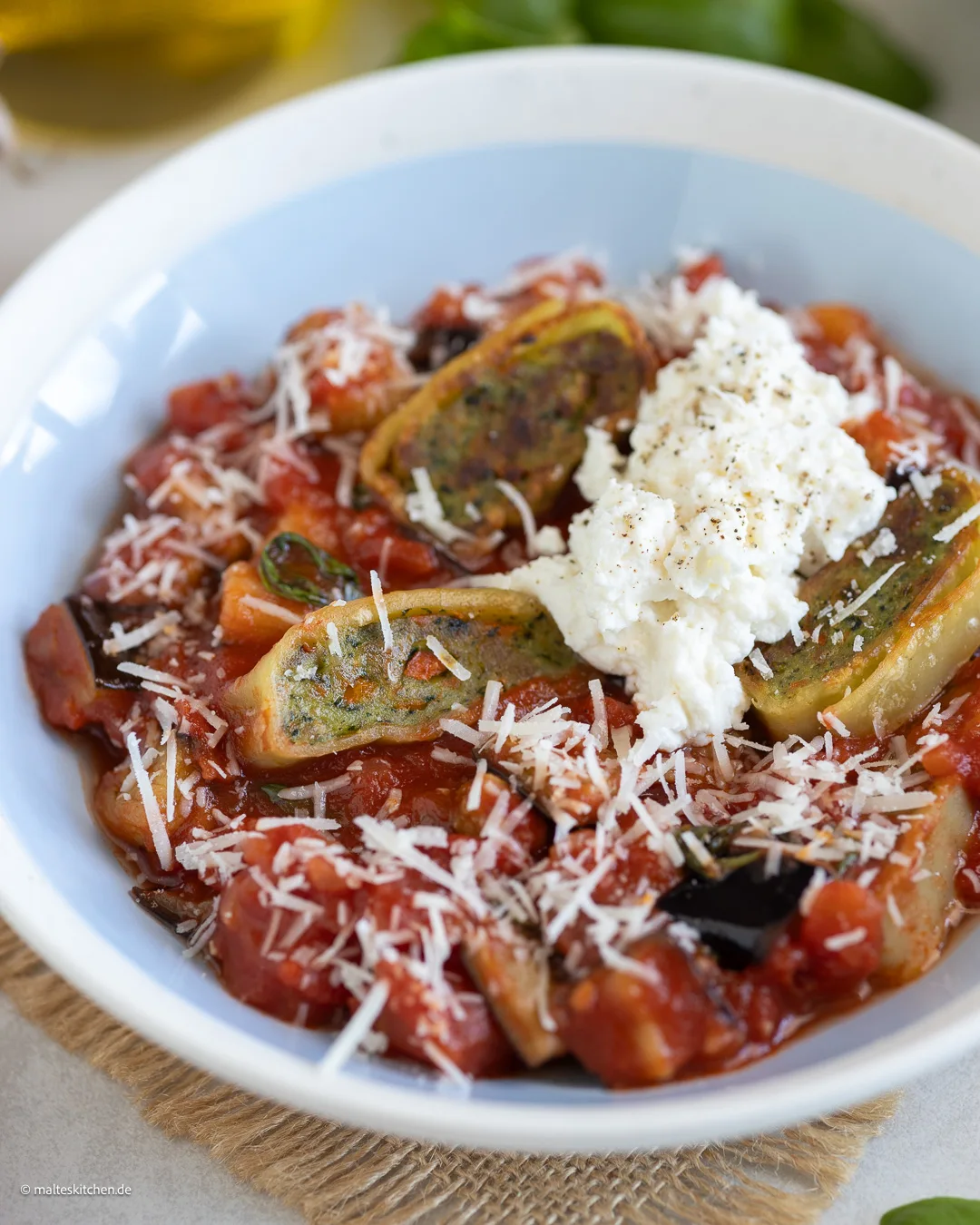 Maultaschen in Tomatensoße mit Auberginen