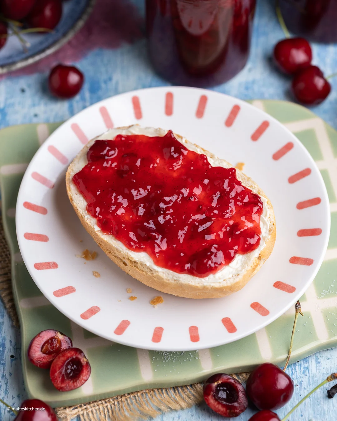 Weizenbrötchen mit Kirschmarmelade