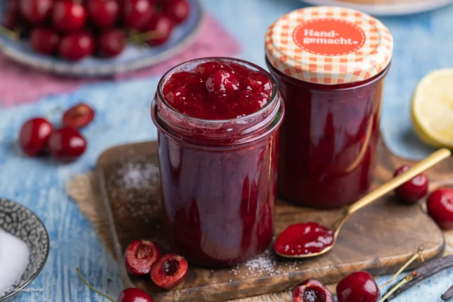 Omas selbstgemachte Kirschmarmelade