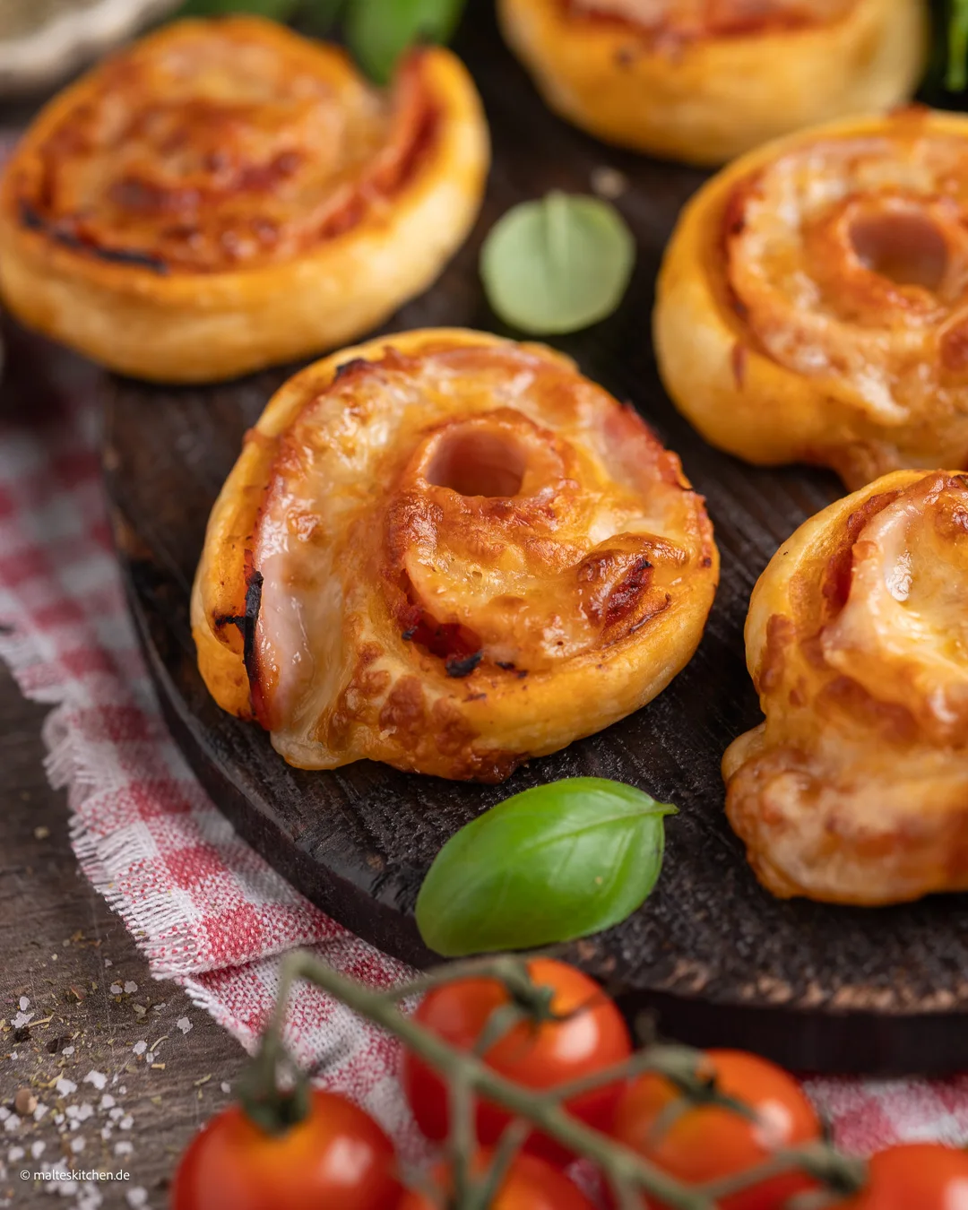 Gebackener Blätterteig mit Käse und Schinken gefüllt.