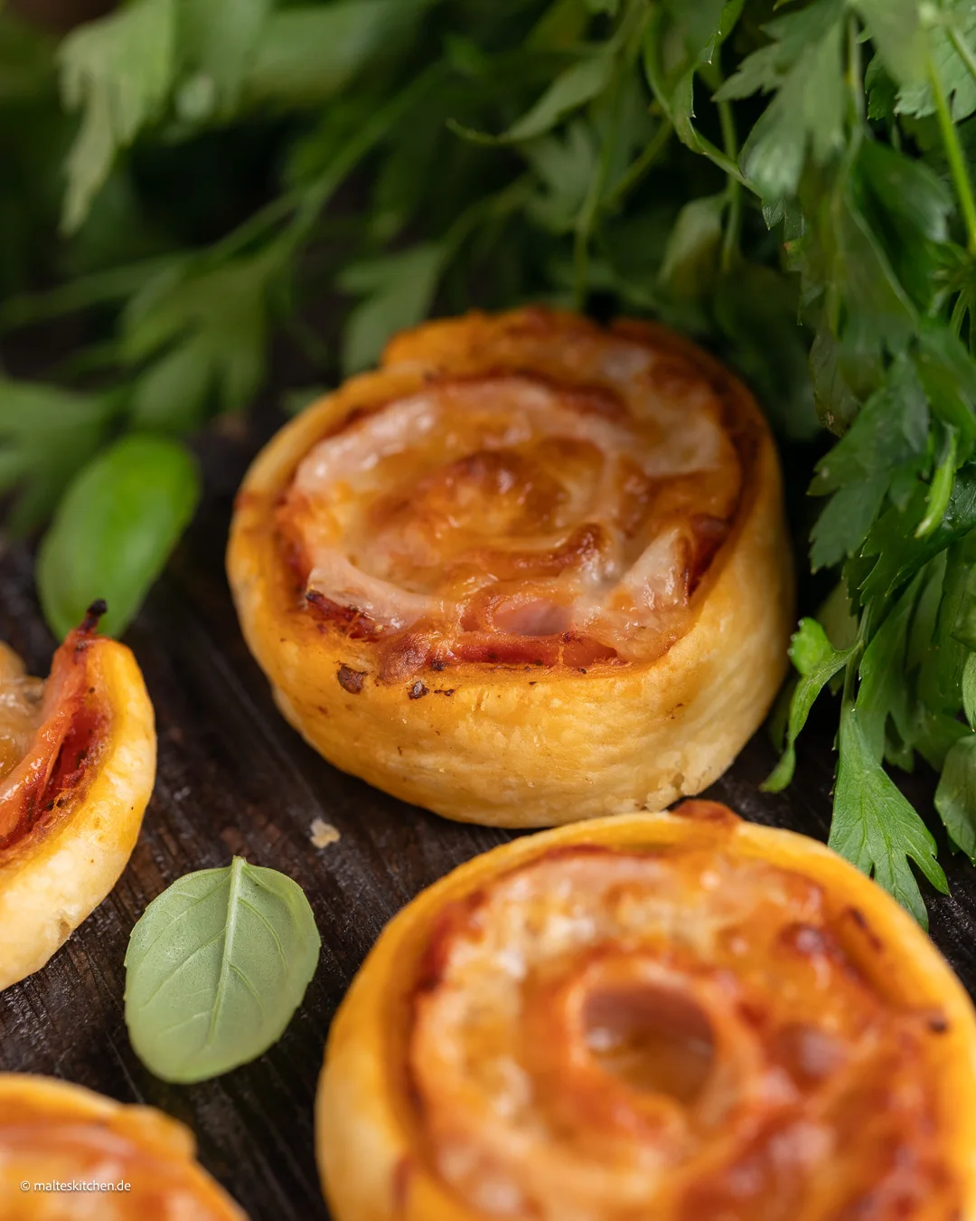 Knuspeige Pizzaschnecken mit Kochschinken und Käse gefüllt