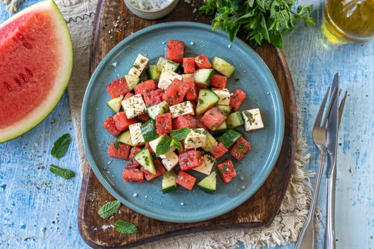 Wassermelone, Pfirsich & Co.: Welches Obst passt zum Salat?